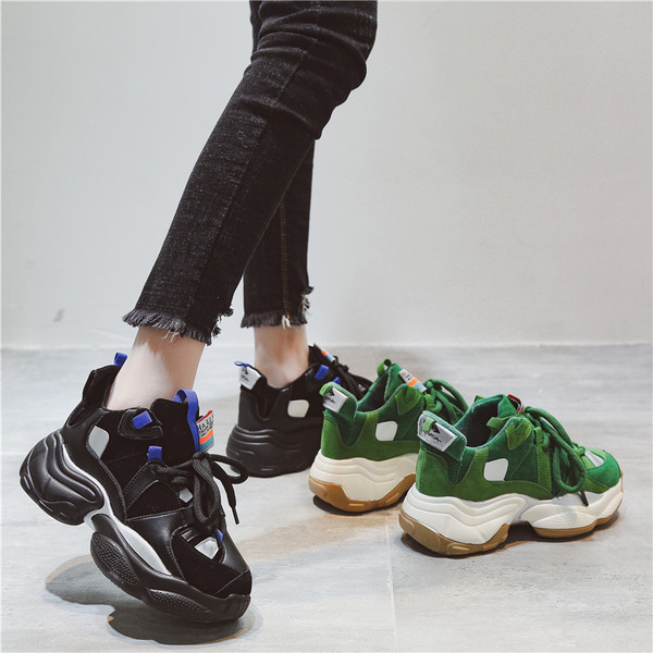 Aktuális női tornacipő durva és magas talppal, fekete és zöld színben