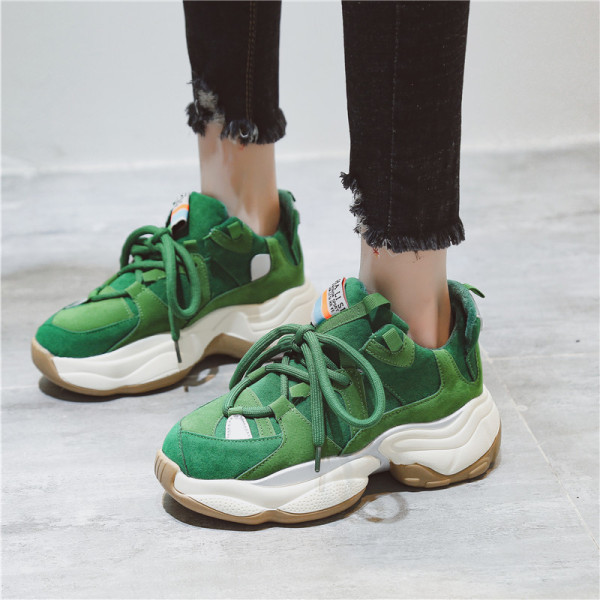 Aktuális női tornacipő durva és magas talppal, fekete és zöld színben