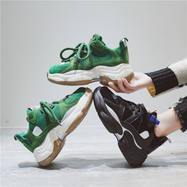 Aktuális női tornacipő durva és magas talppal, fekete és zöld színben