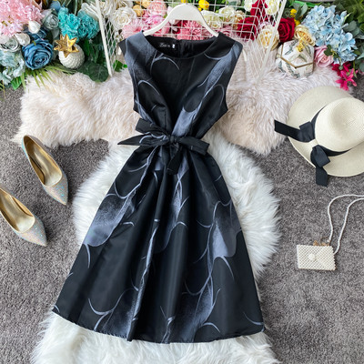 Μοντέρνο γυναικείο φόρεμα σε τέσσερα χρώματα με κορδόνια και στρογγυλό ντεκολτέ