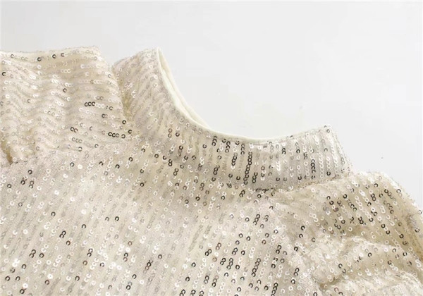 Rövid, modern ruha puffos ujjakkal, ezüst színben, flitterekkel