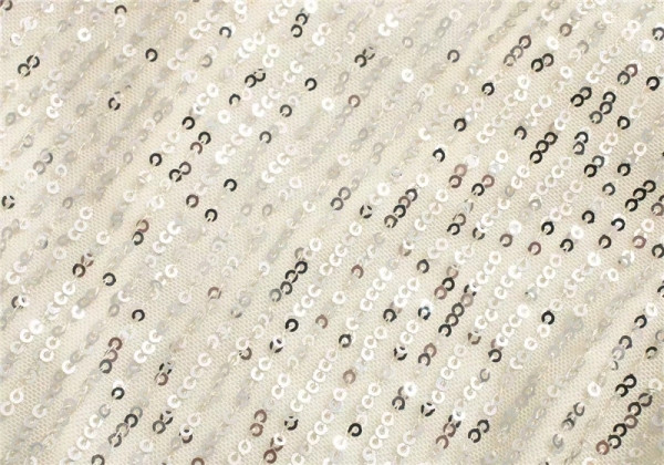 Rövid, modern ruha puffos ujjakkal, ezüst színben, flitterekkel