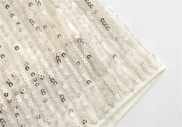 Rövid, modern ruha puffos ujjakkal, ezüst színben, flitterekkel