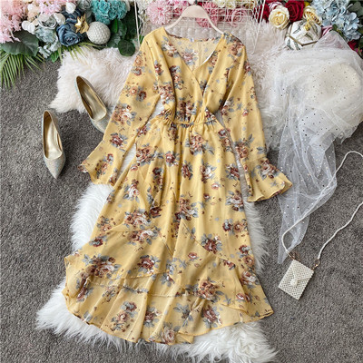 Modern női ruha virágos jobb oldali aszimmetrikus mintával, sárga és fekete színben