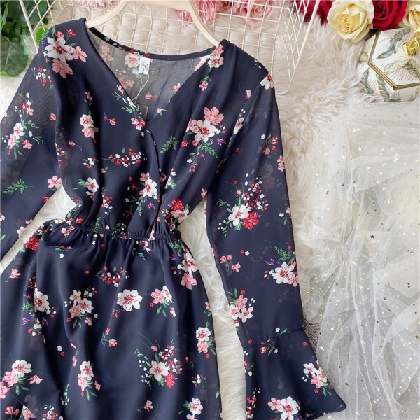 Modern női ruha virágos jobb oldali aszimmetrikus mintával, sárga és fekete színben