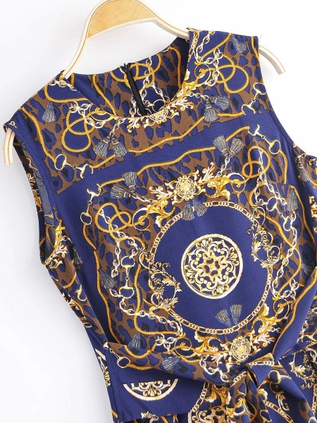 Divatos női ujjatlan kombiné derékkötővel, kék színben, mintás mintával