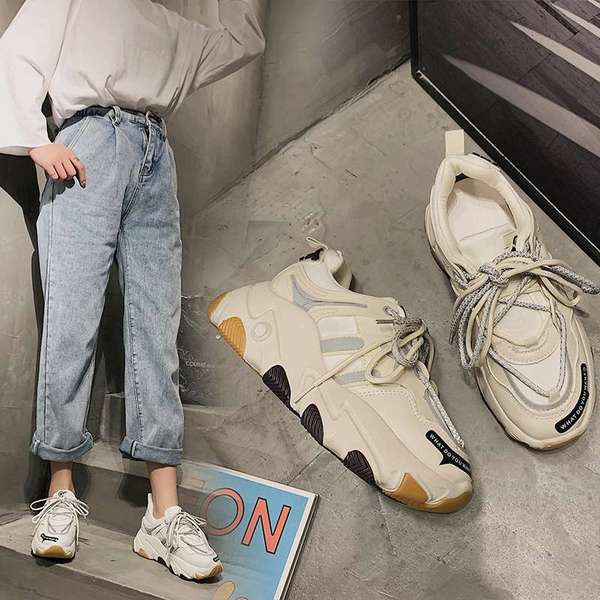 Γυναικεία αθλητικά παπούτσια με ψηλή πλατφόρεμα σε λευκό, μαύρο και μπεζ χρώμα