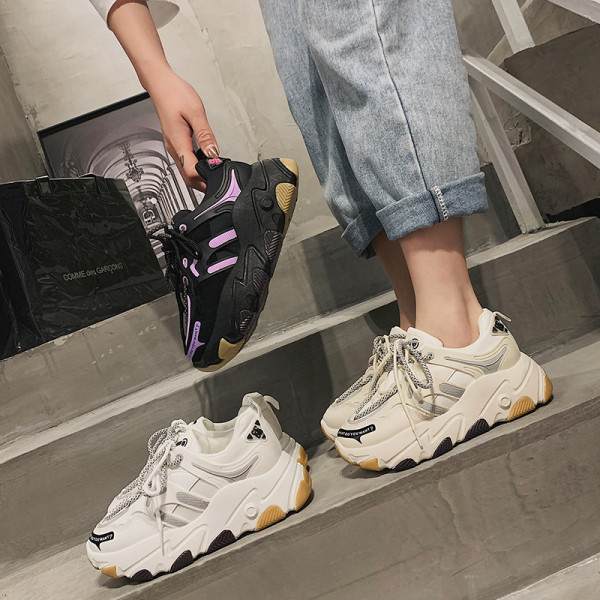 Γυναικεία αθλητικά παπούτσια με ψηλή πλατφόρεμα σε λευκό, μαύρο και μπεζ χρώμα