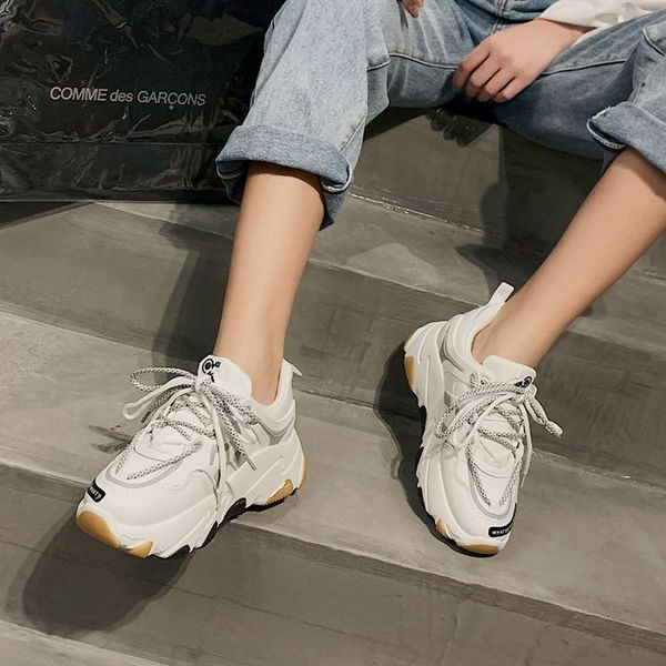 Γυναικεία αθλητικά παπούτσια με ψηλή πλατφόρεμα σε λευκό, μαύρο και μπεζ χρώμα