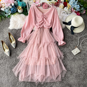 Rochie de dama in bej, roz, alb si negru cu decolteu in V si maneci lungi