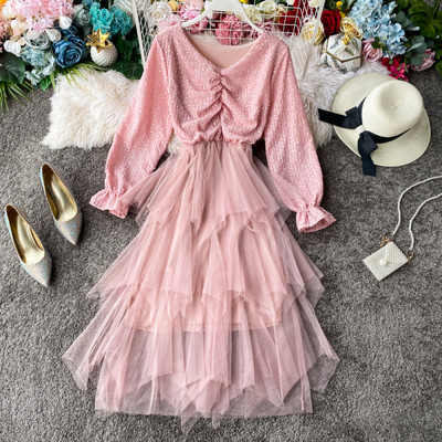 Rochie de dama in bej, roz, alb si negru cu decolteu in V si maneci lungi