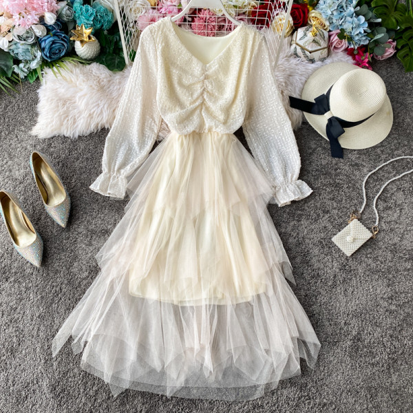 Rochie de dama in bej, roz, alb si negru cu decolteu in V si maneci lungi