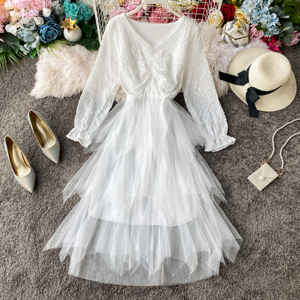 Rochie de dama in bej, roz, alb si negru cu decolteu in V si maneci lungi