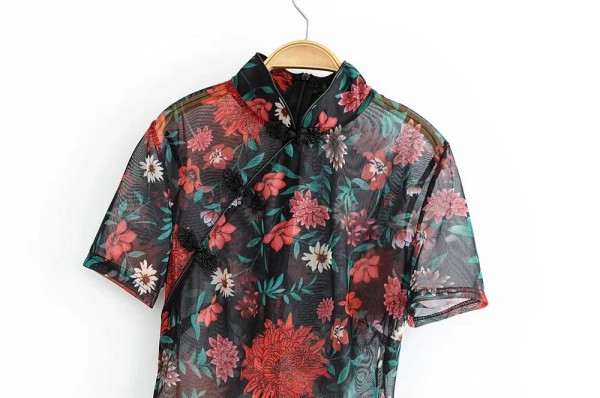 Bluză scurtă transparentă cu guler polo și mâneci scurte cu model negru și floral
