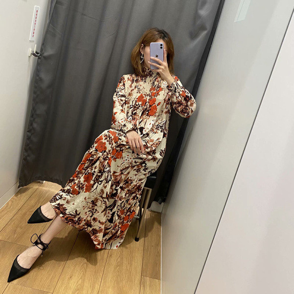 Hosszú, fehér és virágmintás ruha modell elasztikus pólógallérral