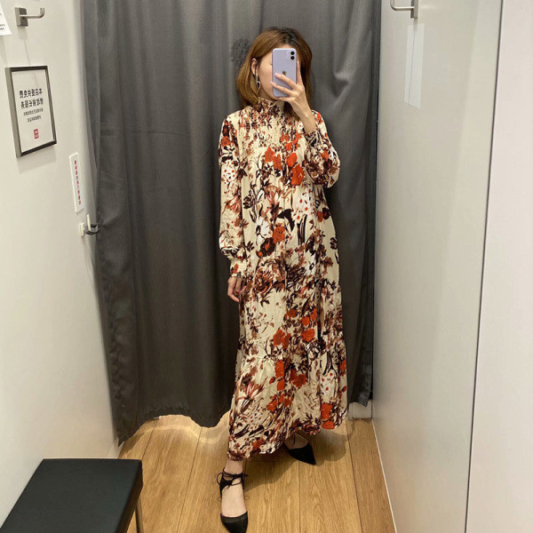 Hosszú, fehér és virágmintás ruha modell elasztikus pólógallérral