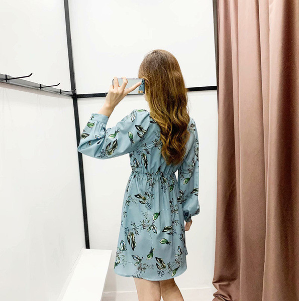 Lezser szabású ruha gumírozott derékkal, kék színben mintával