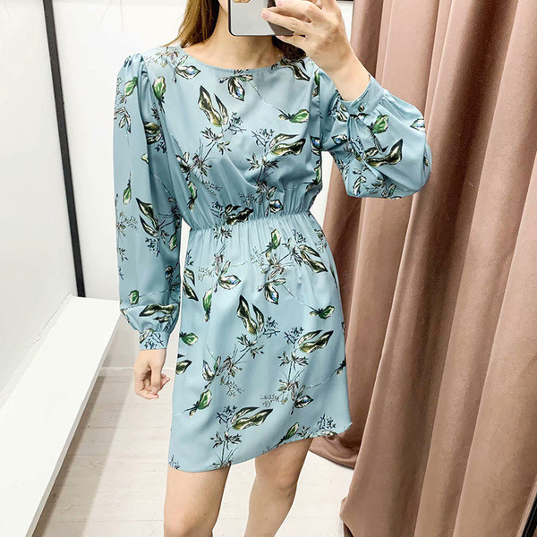 Lezser szabású ruha gumírozott derékkal, kék színben mintával