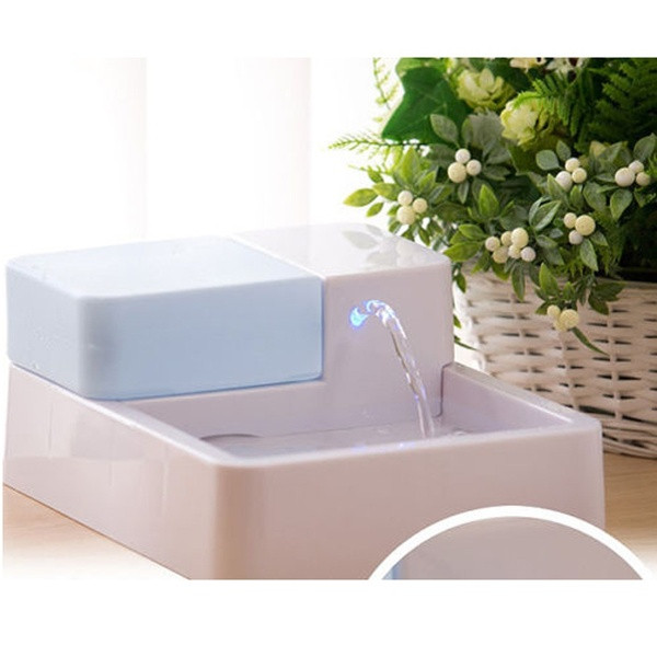 Fântână automată cu apă pentru pisici cu iluminare LED și o capacitate de 1,8 litri