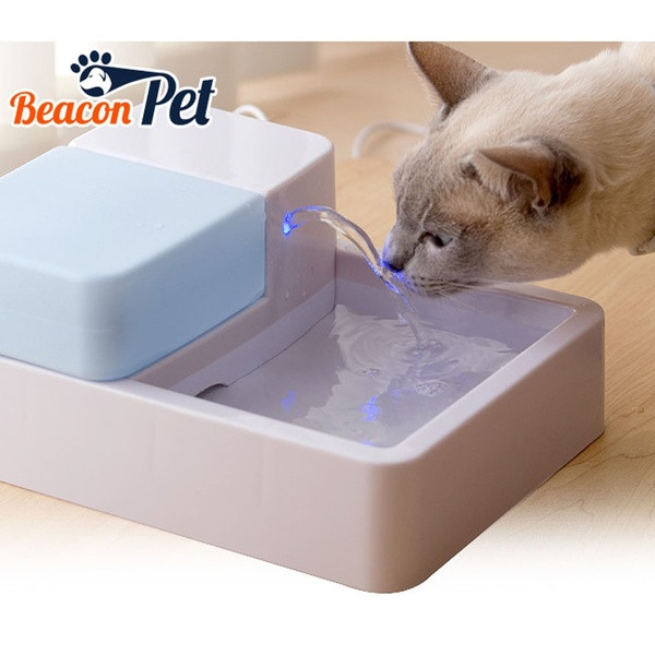 Automatic water fountain for cats with LED lighting and a capacity of 1.8 liters