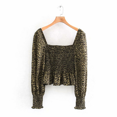 Σύντομη γυναικεία μπλούζα από τούλι με λαιμόκοψη και μανίκια λεοπάρδαλη χρώμα