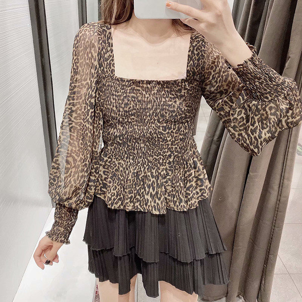 Σύντομη γυναικεία μπλούζα από τούλι με λαιμόκοψη και μανίκια λεοπάρδαλη χρώμα