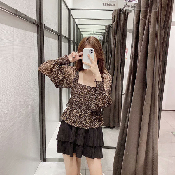 Σύντομη γυναικεία μπλούζα από τούλι με λαιμόκοψη και μανίκια λεοπάρδαλη χρώμα