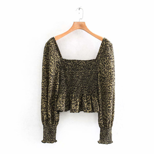 Σύντομη γυναικεία μπλούζα από τούλι με λαιμόκοψη και μανίκια λεοπάρδαλη χρώμα