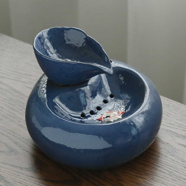 Porcelán automata keringető szökőkút macskáknak kék és fekete színben