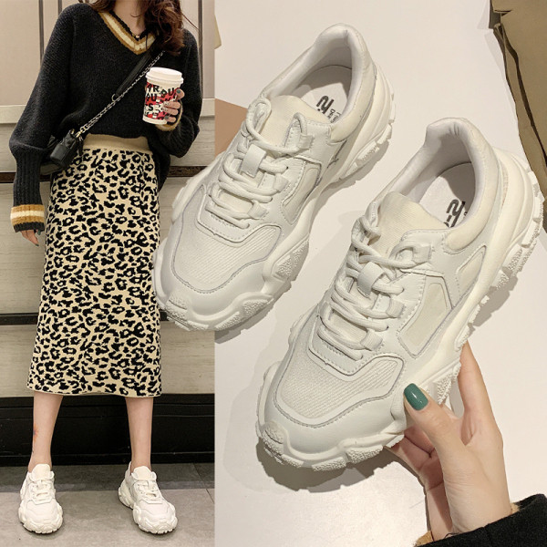 Női alkalmi sportcipő durva talppal, fehér színben