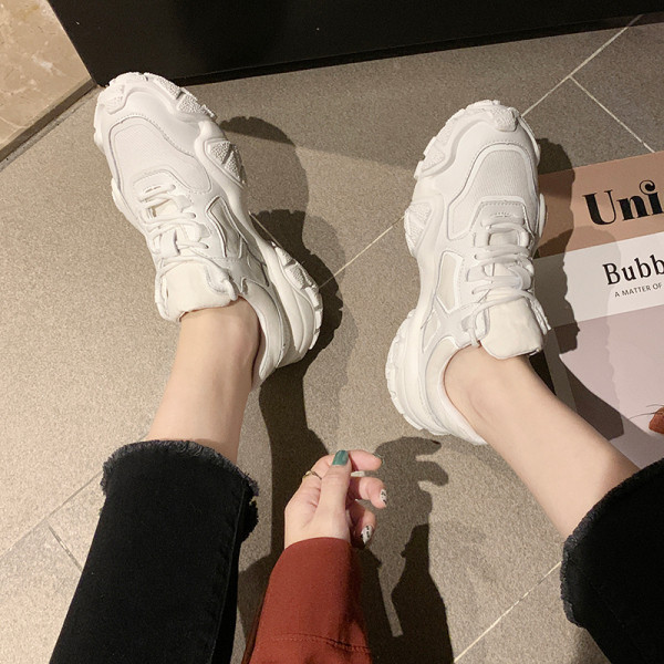 Női alkalmi sportcipő durva talppal, fehér színben