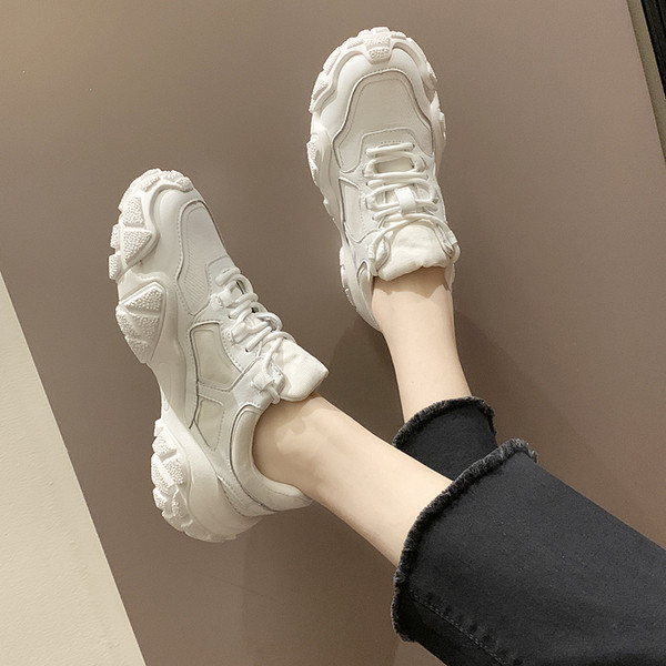 Női alkalmi sportcipő durva talppal, fehér színben