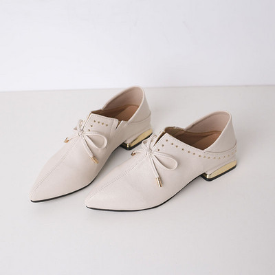 Női alkalmi cipő alacsony sarkú ökobőr hegyes modellből fehér és fekete színben