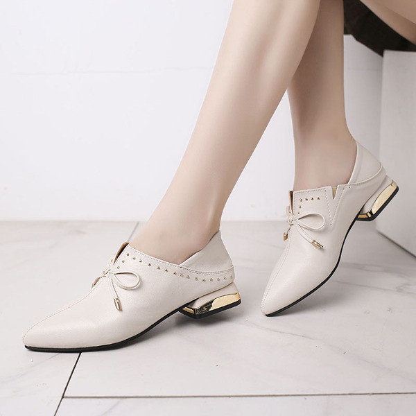 Női alkalmi cipő alacsony sarkú ökobőr hegyes modellből fehér és fekete színben