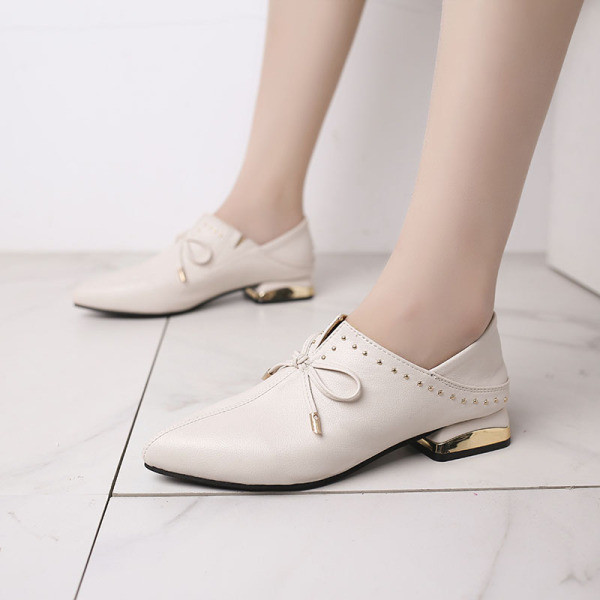 Női alkalmi cipő alacsony sarkú ökobőr hegyes modellből fehér és fekete színben