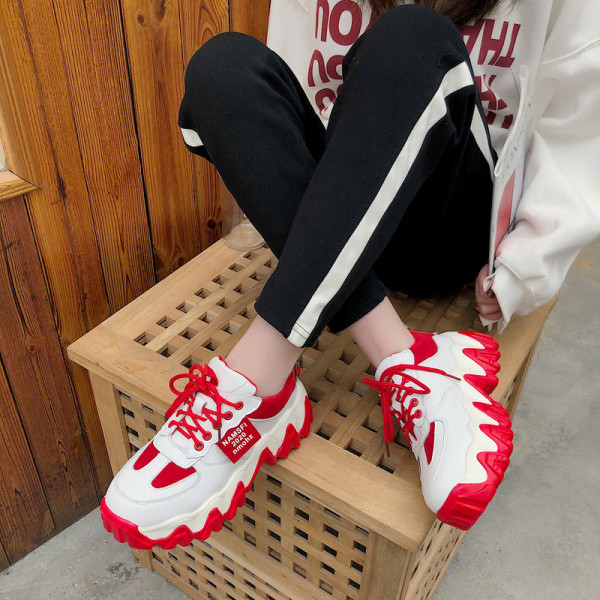 Αθλητικά καθημερινά γυναικεία  παπούτσια  με σκληρή σόλα με κόκκινο και μαύρο χρώμα