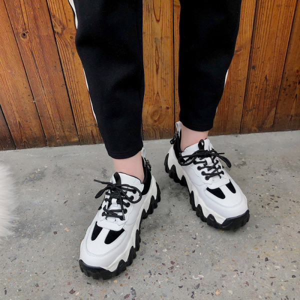 Αθλητικά καθημερινά γυναικεία  παπούτσια  με σκληρή σόλα με κόκκινο και μαύρο χρώμα