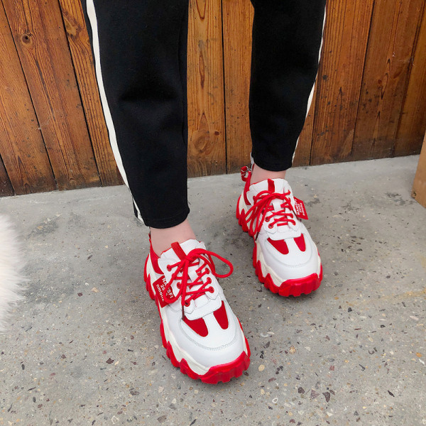 Αθλητικά καθημερινά γυναικεία  παπούτσια  με σκληρή σόλα με κόκκινο και μαύρο χρώμα