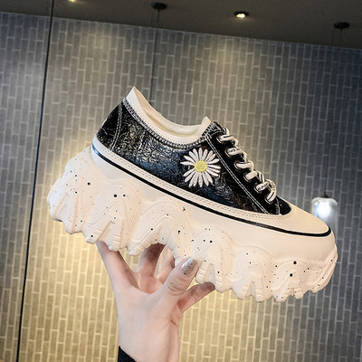 Női tornacipő magas platformmal és színes hímzéssel piros, bézs és fekete színben