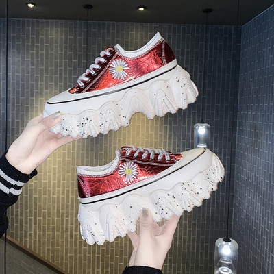 Női tornacipő magas platformmal és színes hímzéssel piros, bézs és fekete színben