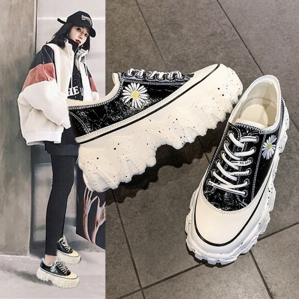 Női tornacipő magas platformmal és színes hímzéssel piros, bézs és fekete színben