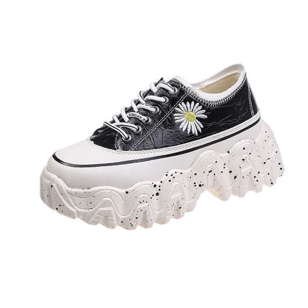 Női tornacipő magas platformmal és színes hímzéssel piros, bézs és fekete színben