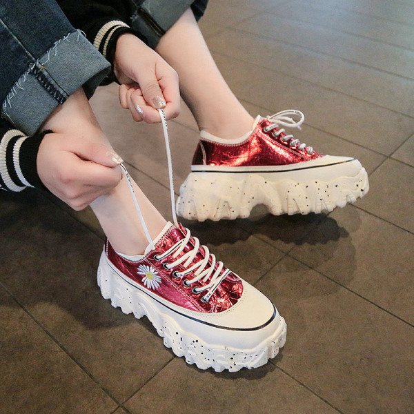 Női tornacipő magas platformmal és színes hímzéssel piros, bézs és fekete színben