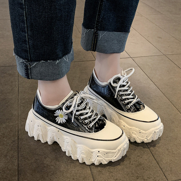 Női tornacipő magas platformmal és színes hímzéssel piros, bézs és fekete színben