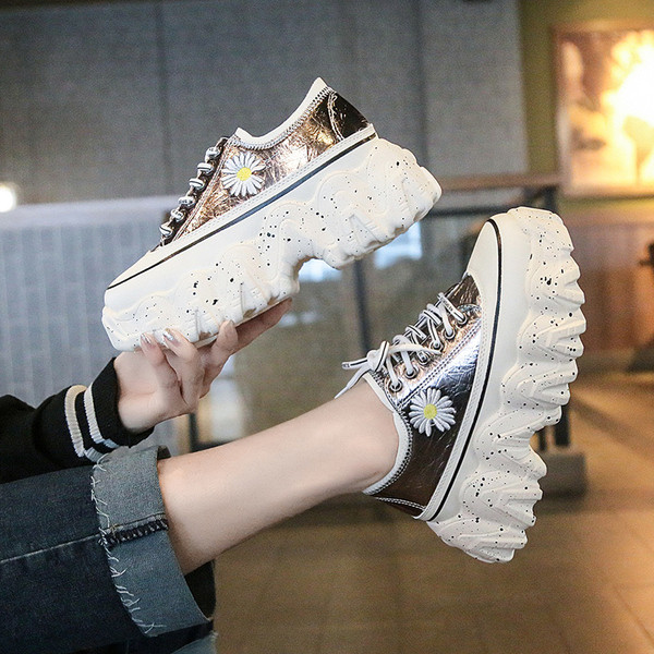 Női tornacipő magas platformmal és színes hímzéssel piros, bézs és fekete színben