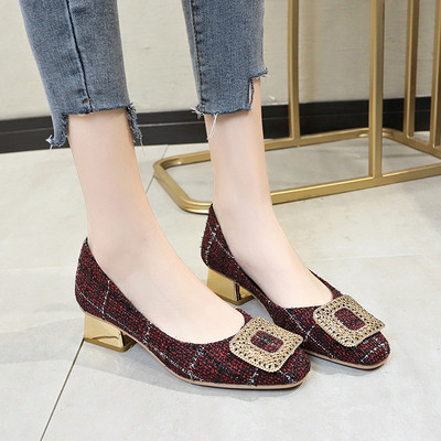 Női modern cipő alacsony sarkú fém csattal fekete és piros színben