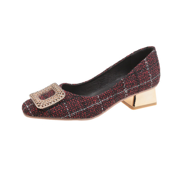 Női modern cipő alacsony sarkú fém csattal fekete és piros színben