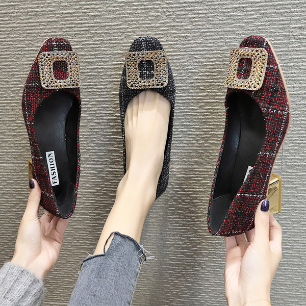 Női modern cipő alacsony sarkú fém csattal fekete és piros színben