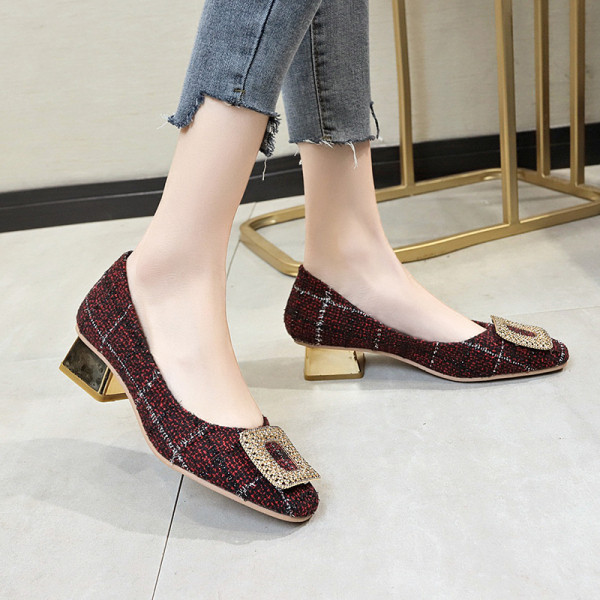 Női modern cipő alacsony sarkú fém csattal fekete és piros színben