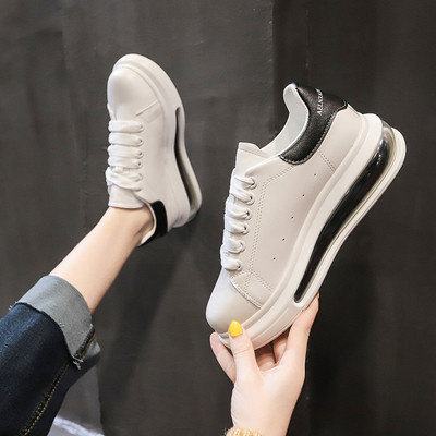 ÚJ Modern női tornacipő színes talppal, fehér színben